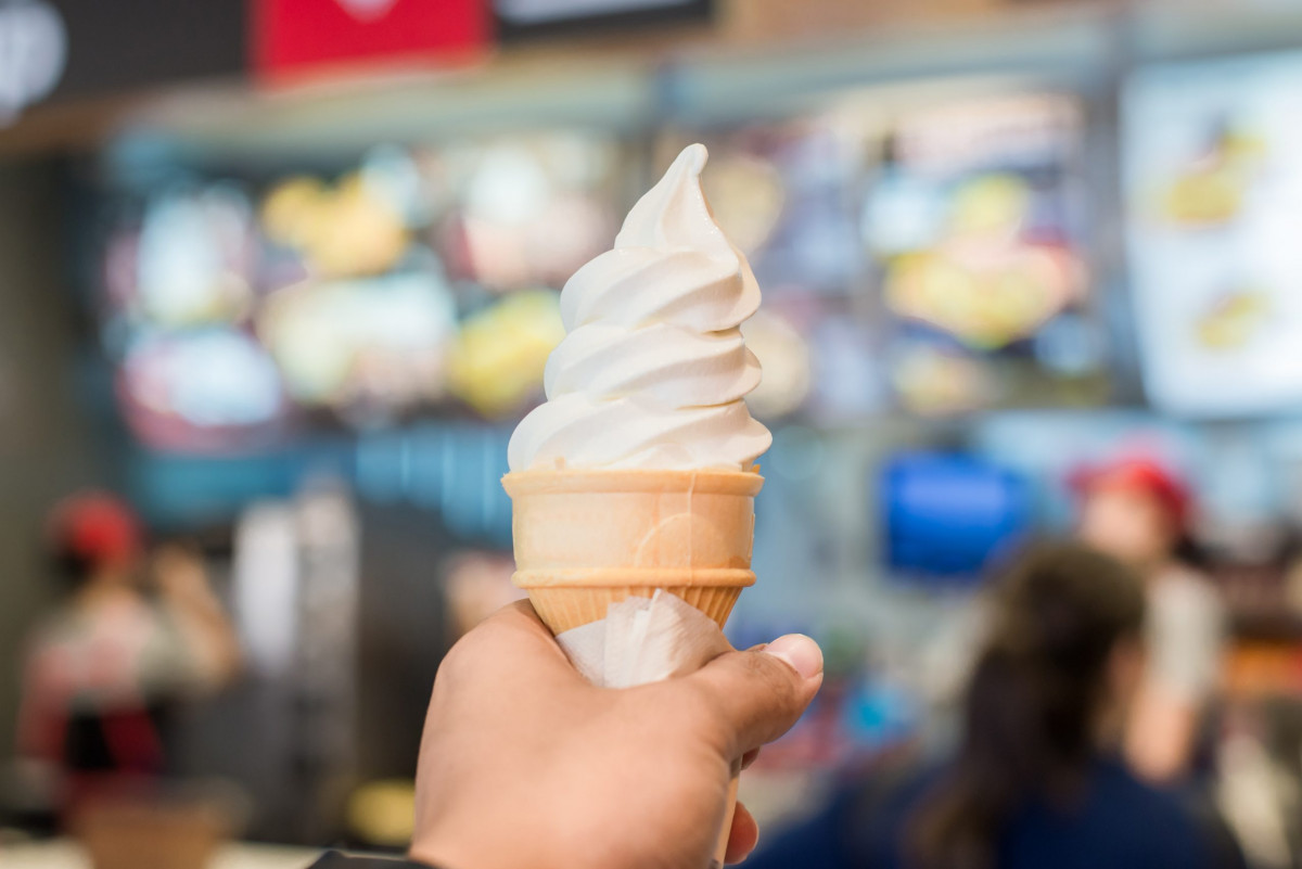 A picture of someone holding a soft serve from a fast-food chain as shown in 速食店冰淇淋大比拼